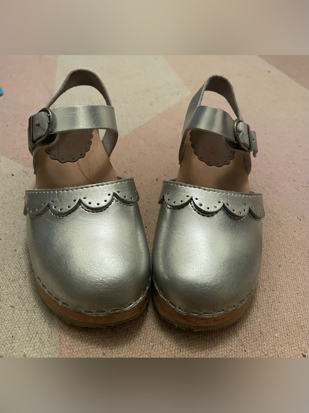 Hanna Andersson Big Girls Silver Clogs 32/1